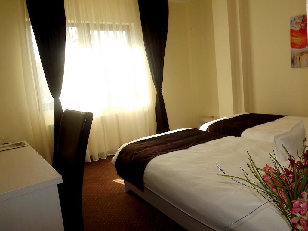 West Plaza Residence Bucharest Room photo